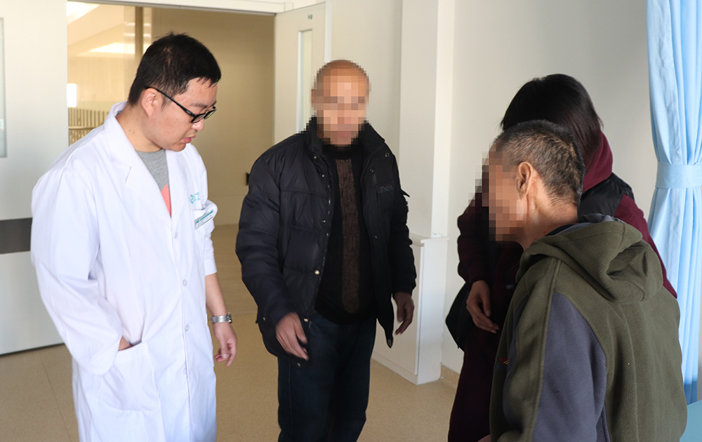 康復(fù)治療70天，偏癱患者步行出院！(圖1)