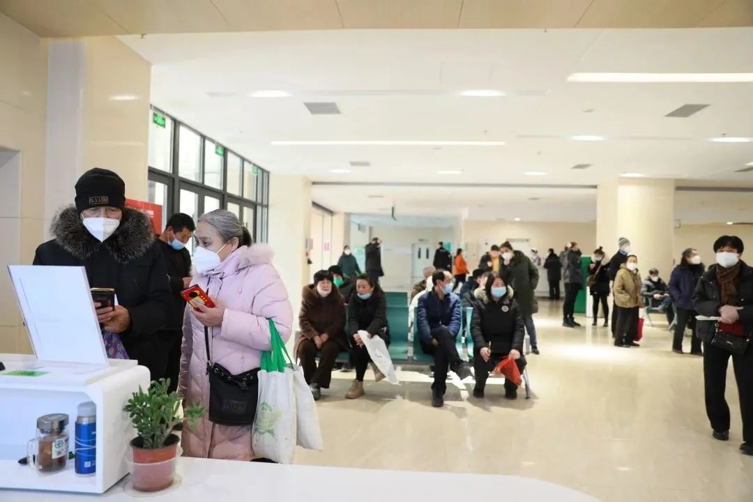 患者如潮，就診場面火爆！市二院著名專家診區(qū)百余位專家陸續(xù)來院出診(圖1)