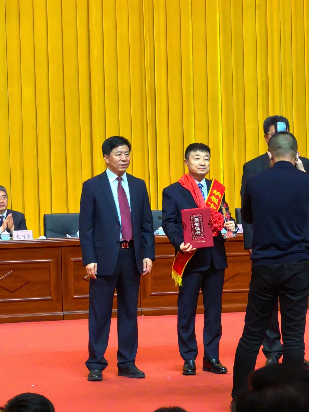 《全市民營(yíng)經(jīng)濟(jì)大會(huì)》暨2023年度民營(yíng)企業(yè)納稅十強(qiáng)表彰大會(huì)在葫蘆島市文化宮隆重召開，董事長(zhǎng)趙立君先生代表集團(tuán)上臺(tái)領(lǐng)獎(jiǎng)(圖4)